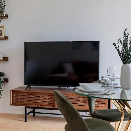 Almada 551 By Lovelystay Apartment
